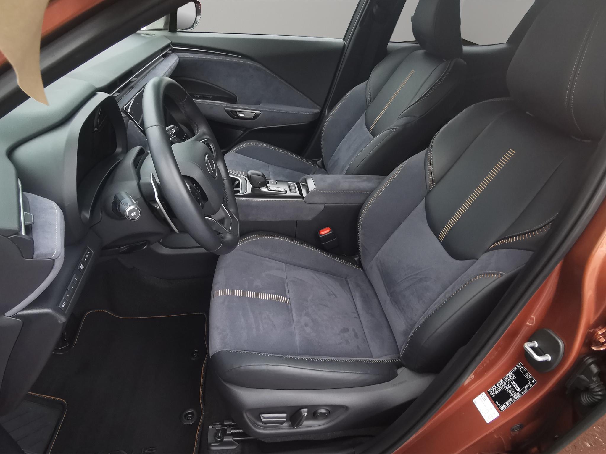 LEXUS LBX 1.5 Hybrid Cool AWD_2