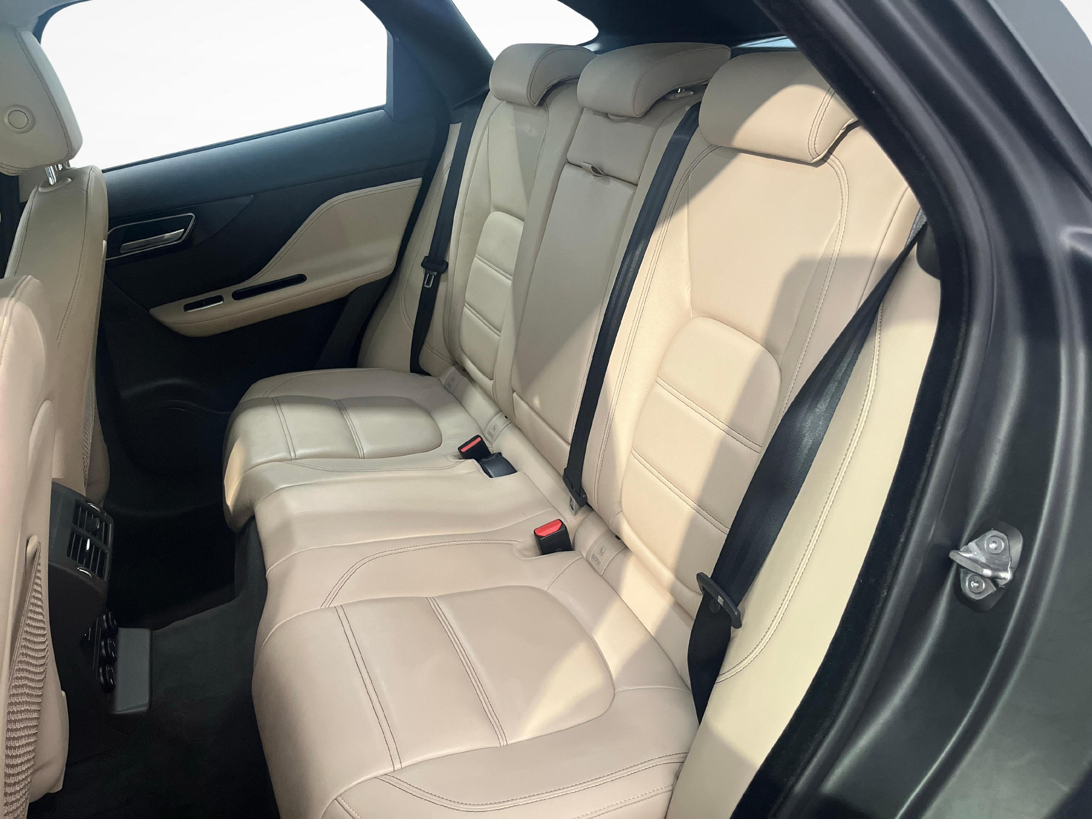 JAGUAR F-Pace 2.0 D 180 Prestige AWD_11