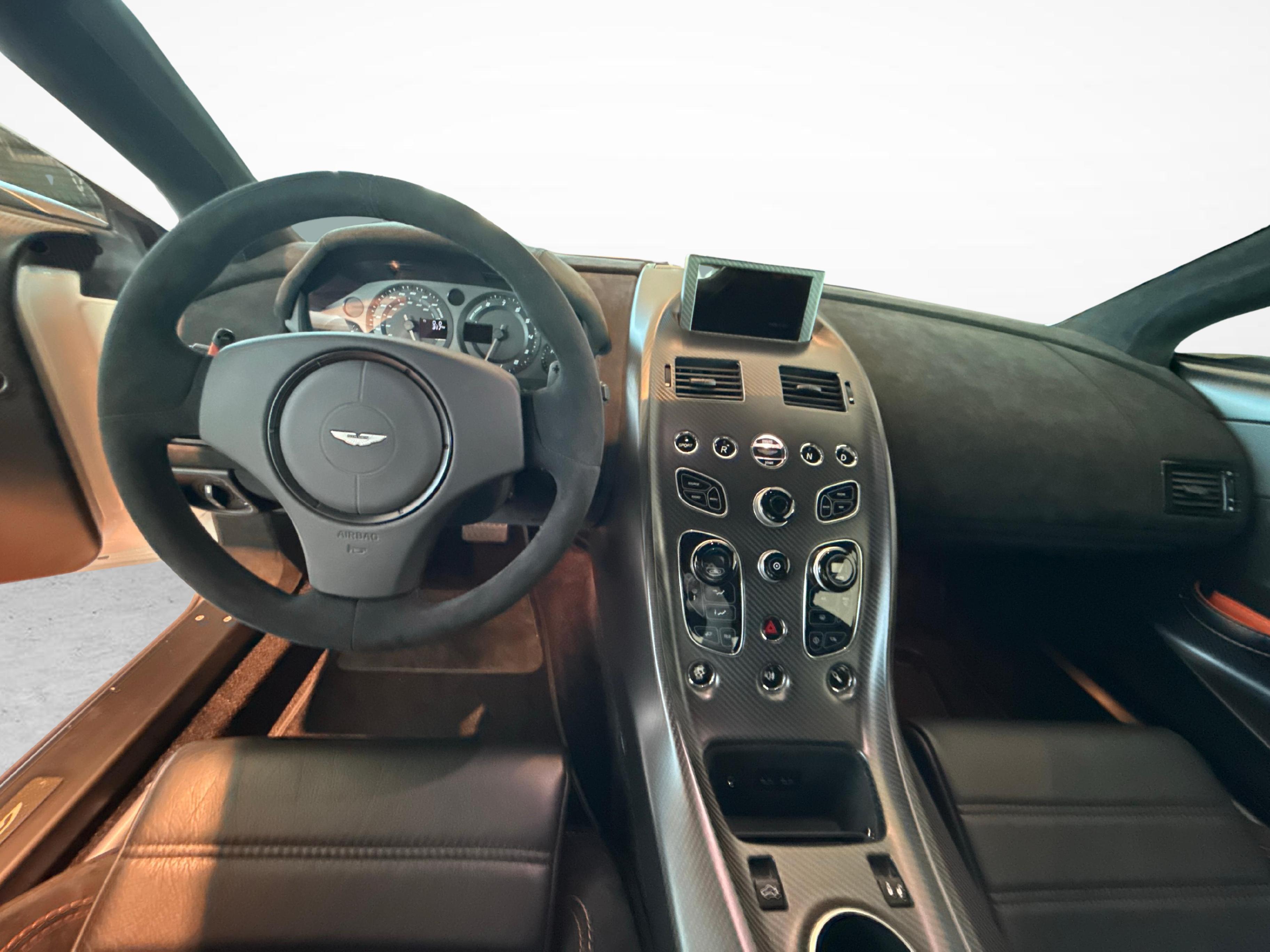 Aston Martin GT12_9