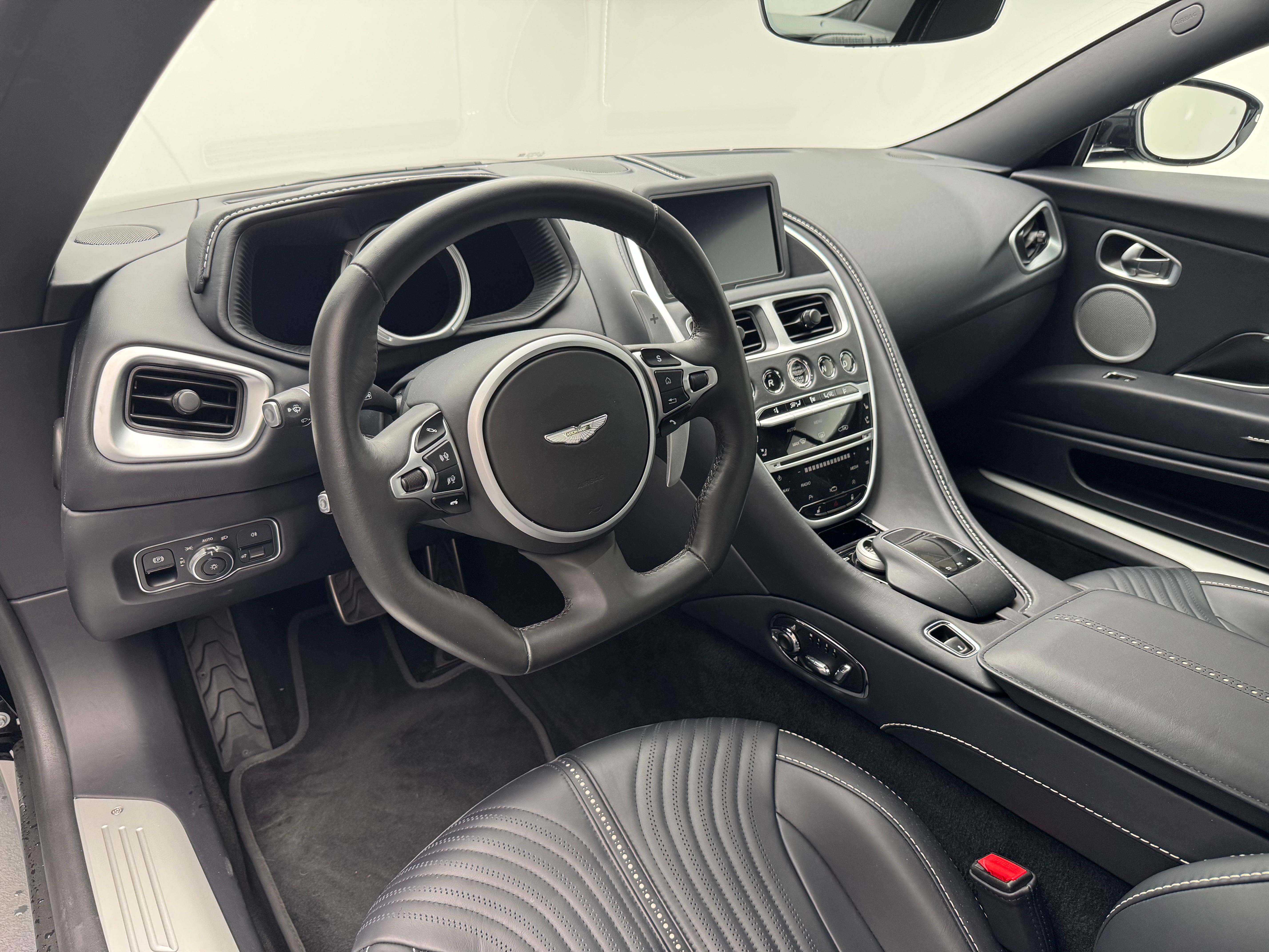 Aston Martin DB11 Coupé 4.0 V8 Bi-Turbo_4