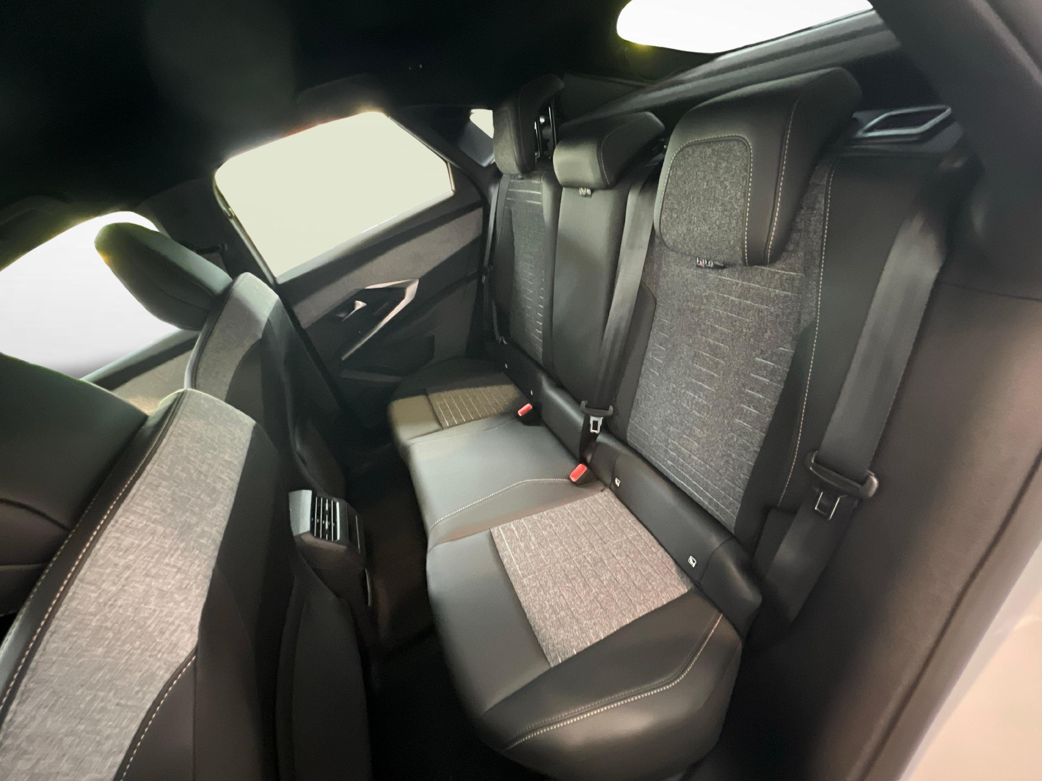 Peugeot 3008 e-Allure Premium AWD_11