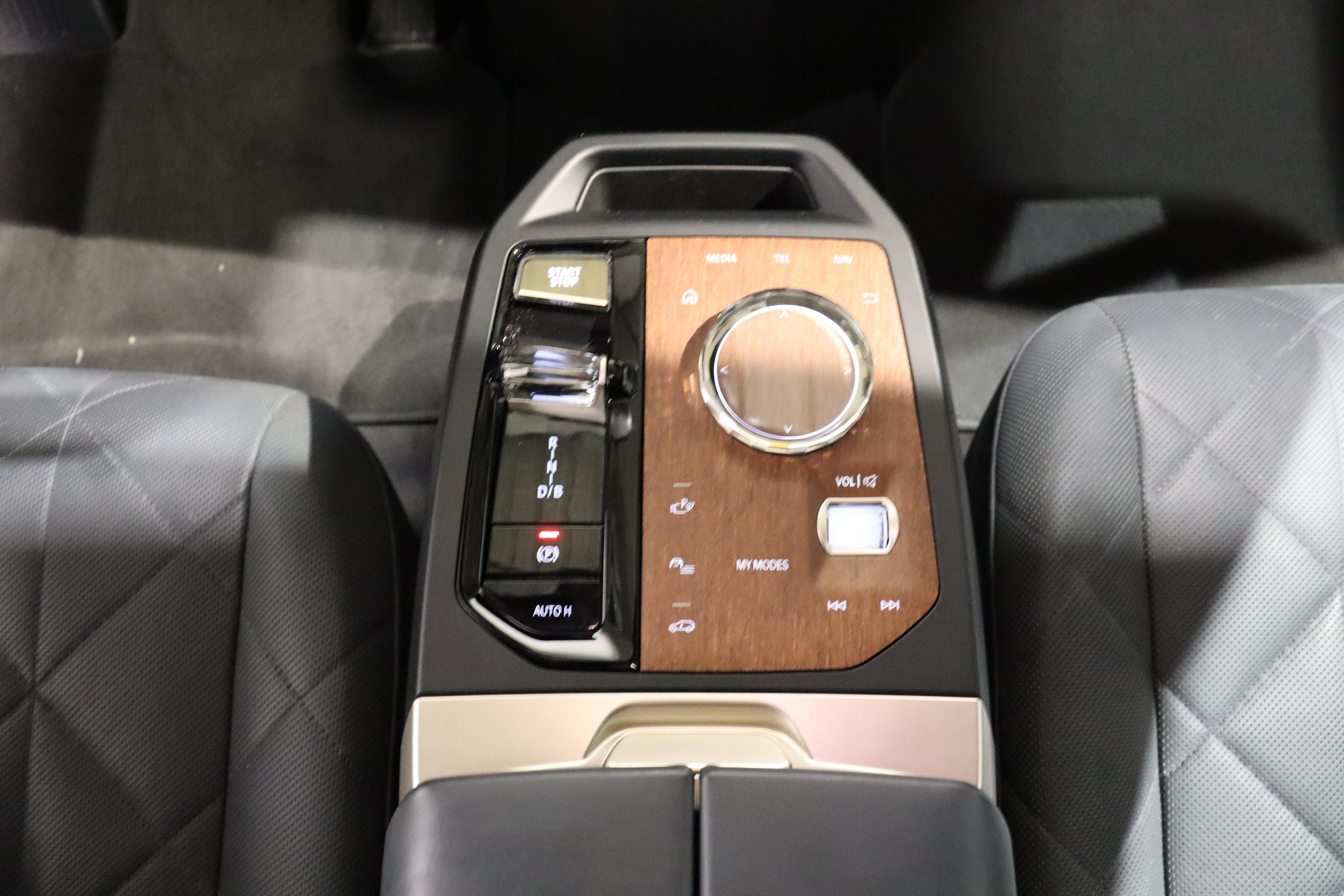 BMW iX M60_11