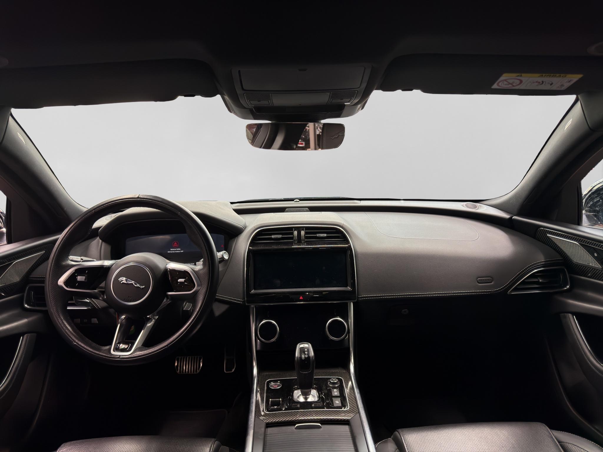 JAGUAR XE 2.0 T 300 R-Dynamic Black AWD_8