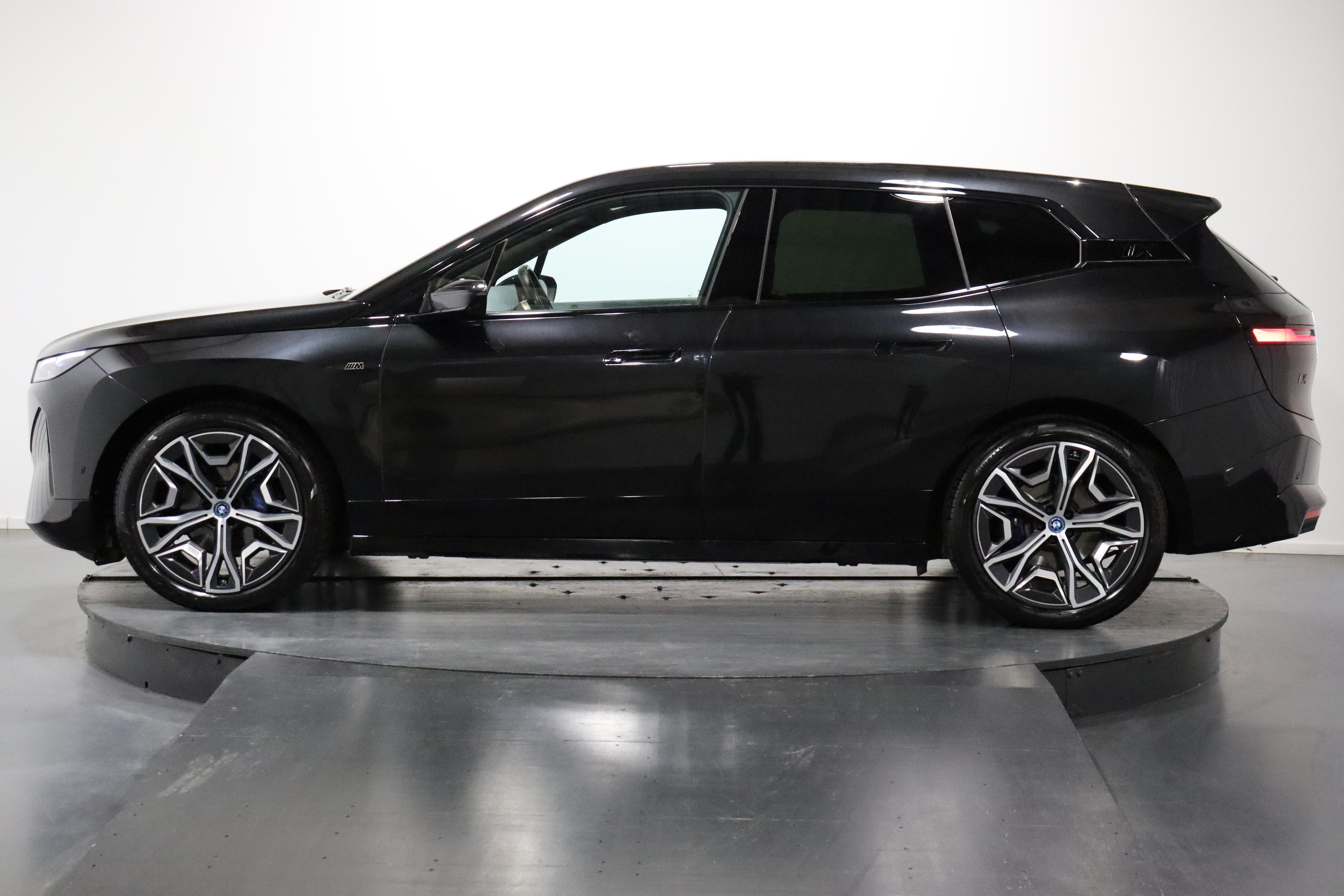 BMW iX M60_2