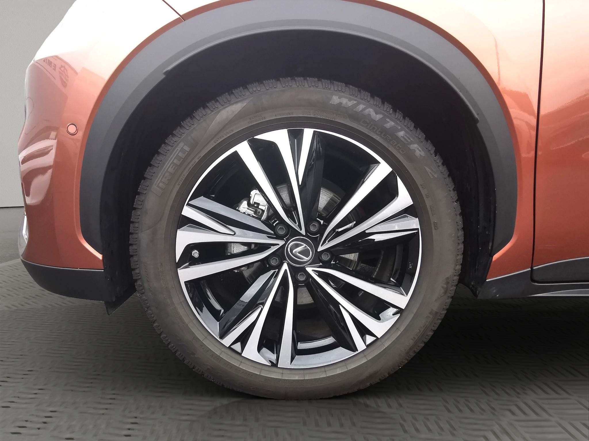 LEXUS LBX 1.5 Hybrid Cool AWD_10