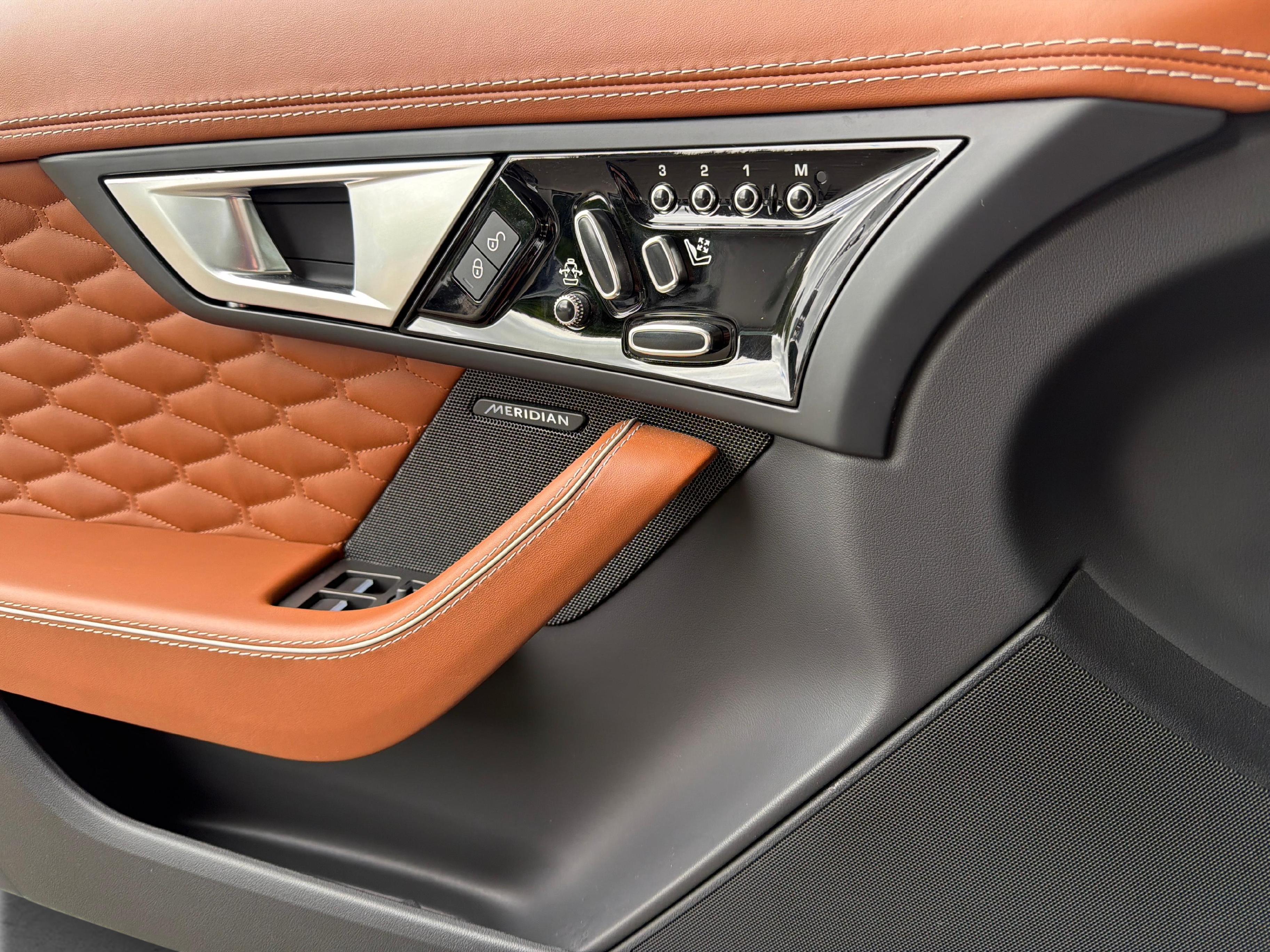JAGUAR F-Type Convertible 5.0 V8 SVR AWD 575 PS_14
