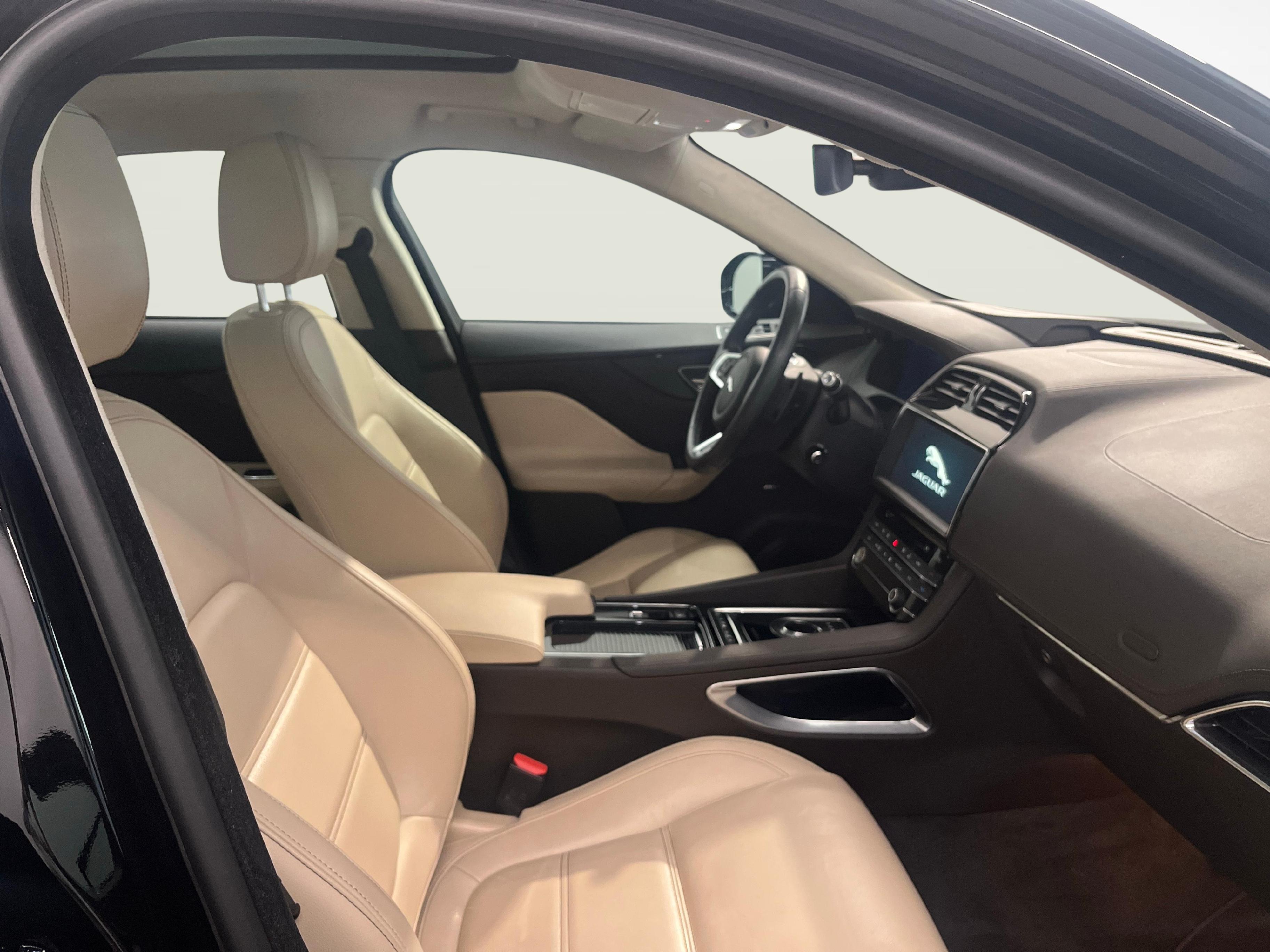 JAGUAR F-Pace 2.0 D 180 Prestige AWD_10