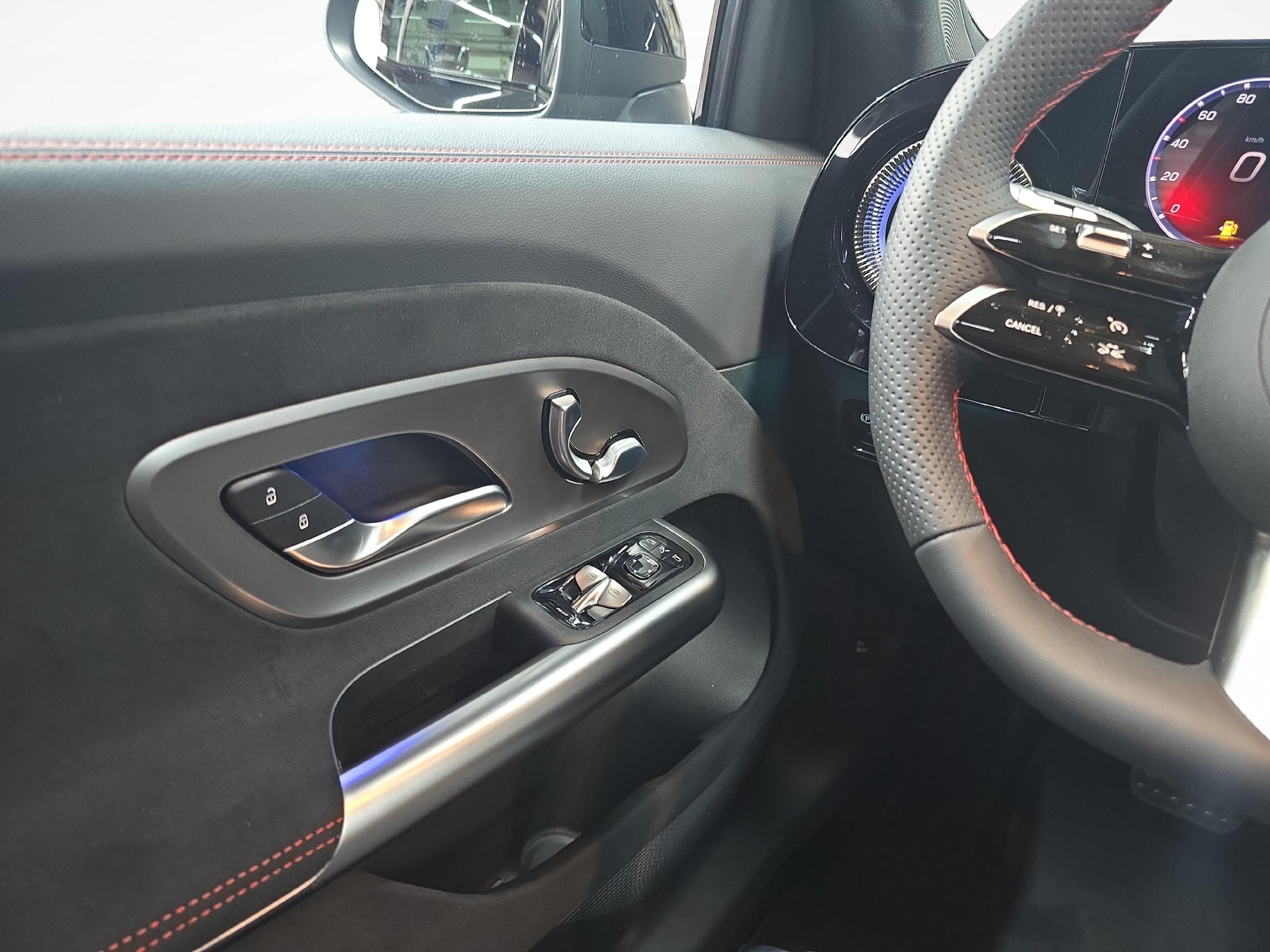 MERCEDES-BENZ GLB 220 4MATIC AMG Line_5