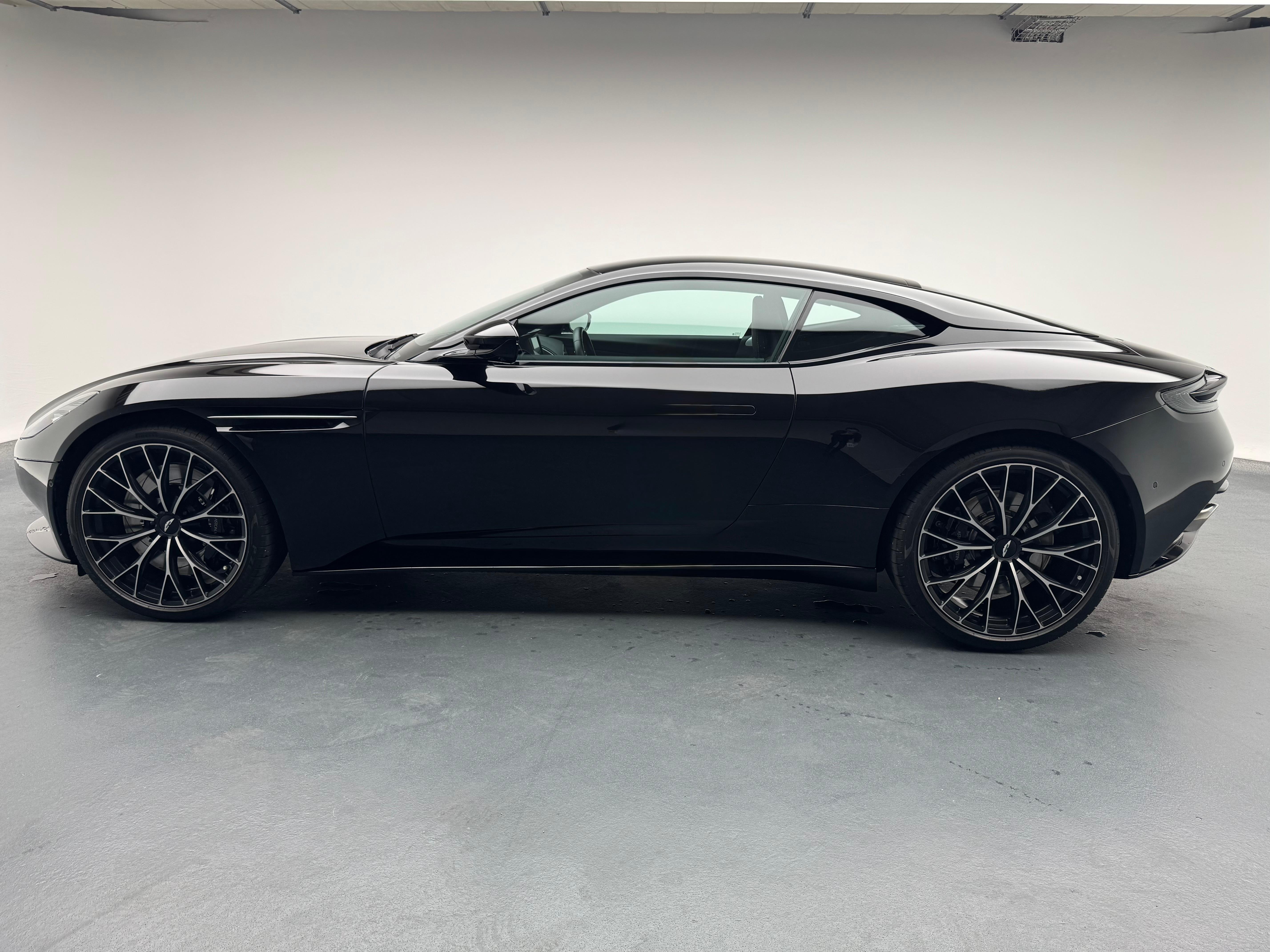 Aston Martin DB11 Coupé 4.0 V8 Bi-Turbo_2