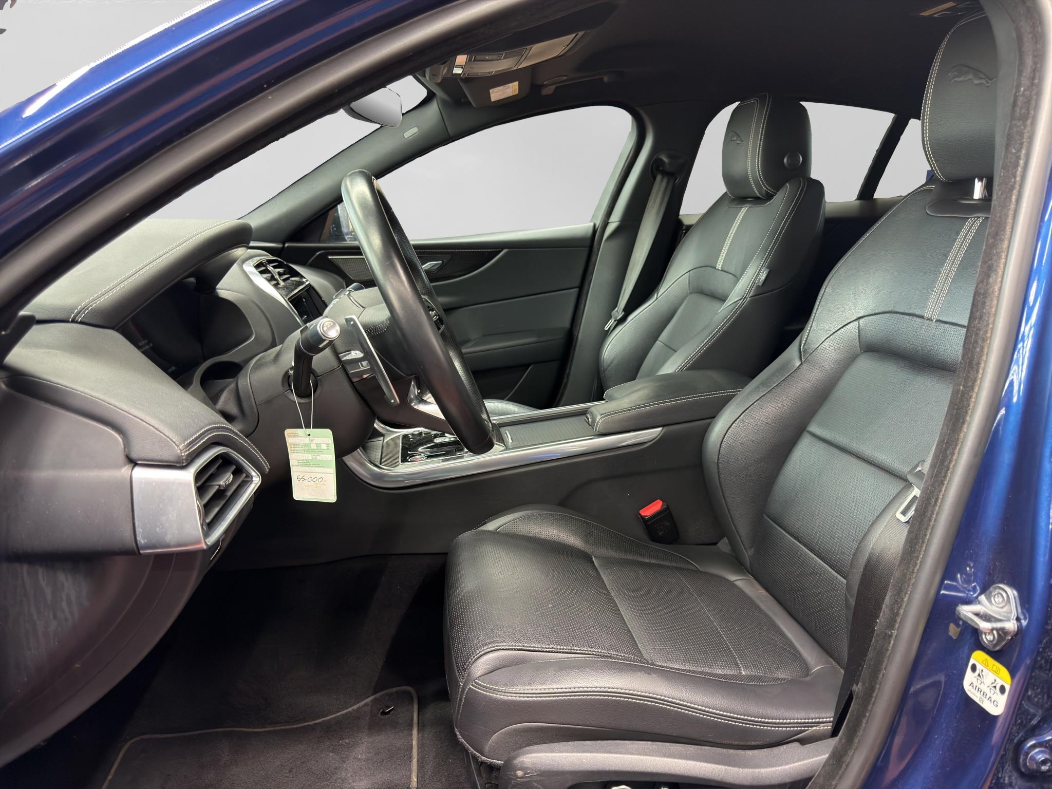 JAGUAR XE 2.0 T 300 R-Dynamic Black AWD_2