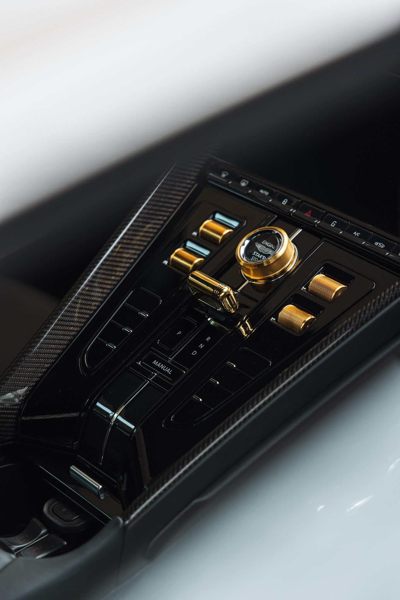 Aston Martin DB12 Coupé 4.0 V8 Bi-Turbo "1 of 60 Goldfinger Edition"_24